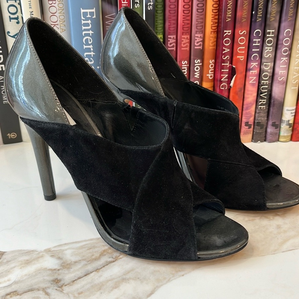 EUC Cole Haan peep toe 4” heel grey patent leather heel with black suede front